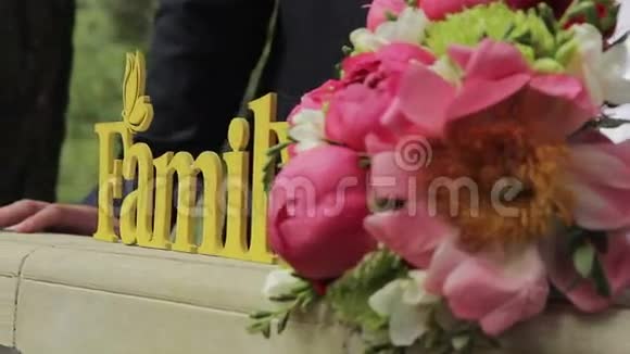 五彩缤纷的新娘花束视频的预览图