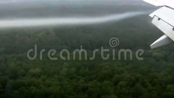 飞机翼尖烟雾或蒸气蒸气痕迹视频的预览图
