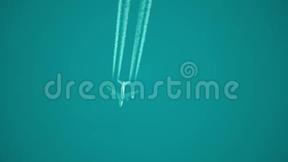 日出时天空中的飞机飞机的轮廓在天空中飞行生活方式白色火车视频的预览图