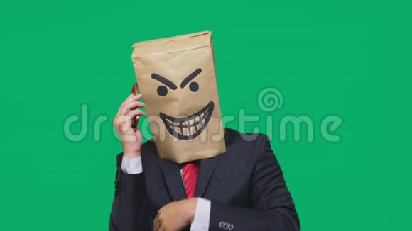情感概念手势一个头上戴着包裹的男人身上涂着黑色的表情符号狡猾幸灾乐祸视频的预览图