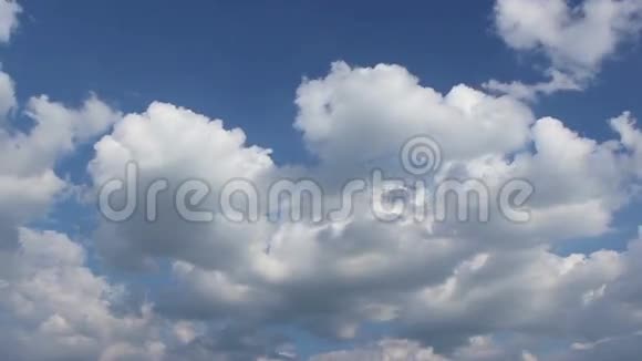 蓝天时间推移上的蓬松云视频的预览图