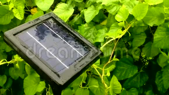微型太阳能电池可以在下雨时点亮太阳光视频的预览图