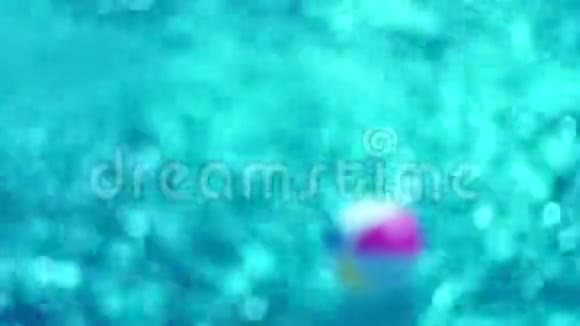 蓝色的水背景游泳池内水面光滑视频的预览图
