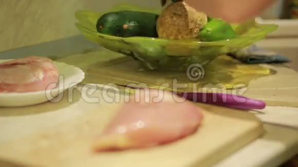 把有机蔬菜放在碗里放在湿石板上视频的预览图