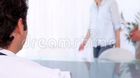 平静的夫妻坐在医生面前视频的预览图