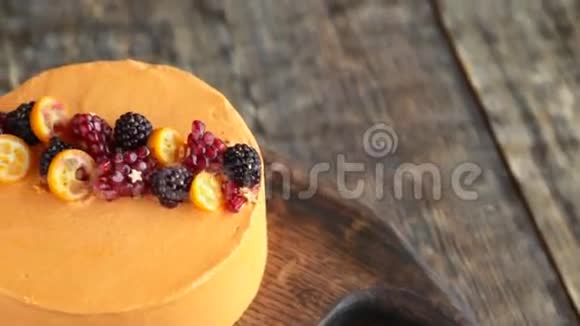 自制蛋糕与新鲜的夏季浆果视频的预览图