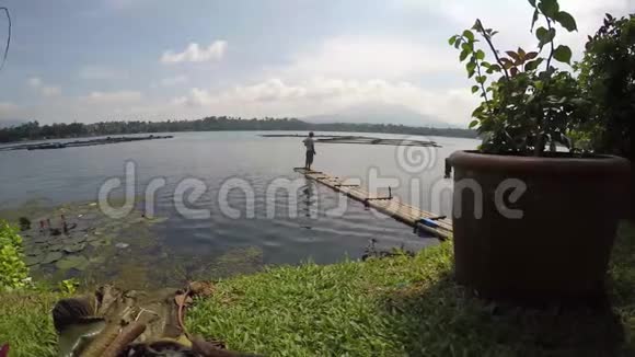 竹筏漂浮在污染的湖面上视频的预览图