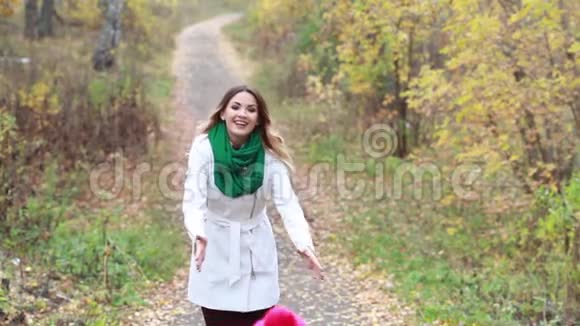 一家人在秋天的森林里散步视频的预览图