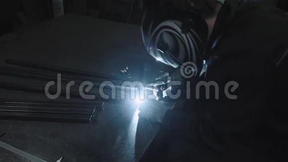 在工厂工作的焊工为家具制造金属视频的预览图