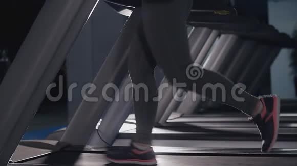 适合健身房里踩踏板的女人视频的预览图
