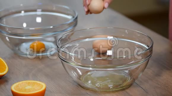 女性的双手打破一个鸡蛋将蛋黄视频的预览图