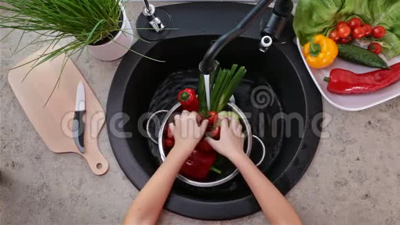 蔬菜沙拉的儿童洗手原料视频的预览图