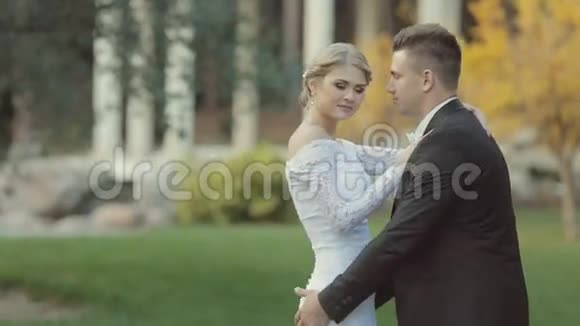 英俊的新郎举起新娘她吻了他视频的预览图