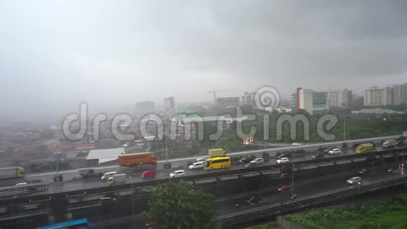 在首都雅加达的街道上下雨视频的预览图