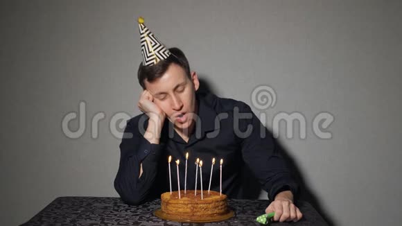 孤独的人在派对上独自庆祝生日视频的预览图