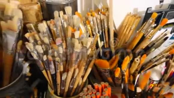 艺术工作室背景的画笔油画材料收口潘视频的预览图