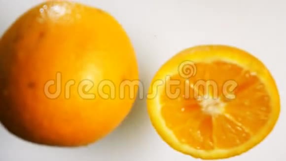 橘子的两部分掉进牛奶里视频的预览图