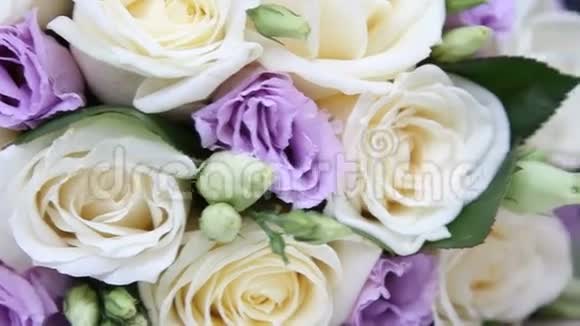 新娘手中的一束黄色和紫色玫瑰视频的预览图