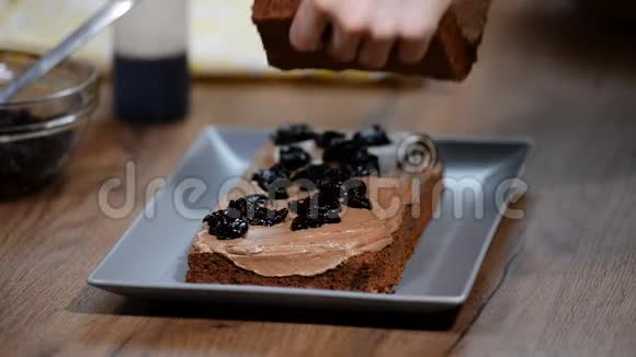 用李子做巧克力蛋糕视频的预览图