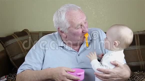 爷爷和女婴在玩视频的预览图