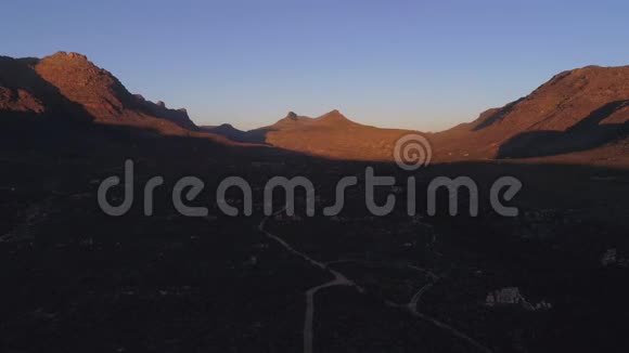 南非卡拉哈里地区风吹沙草的录像片段视频的预览图