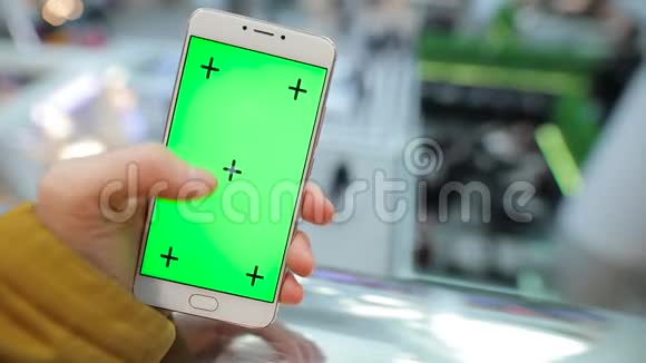 使用绿色屏幕智能手机的男性手视频的预览图
