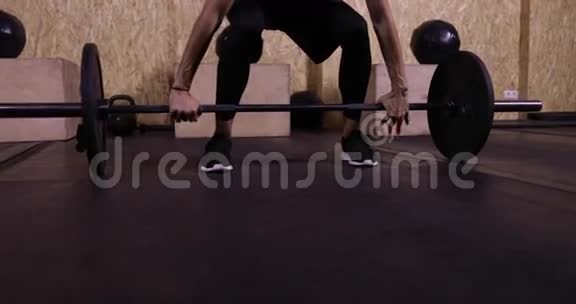 体育锻炼中的男子举重烧烤交叉健身训练体育锻炼中的运动员视频的预览图