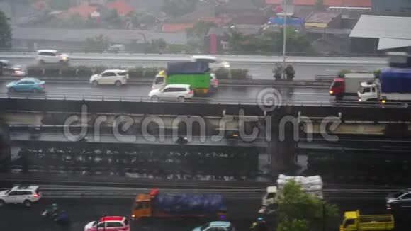 在首都雅加达的街道上下雨视频的预览图