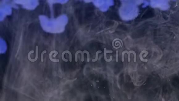 白色墨水就像黑色背景下爆炸产生的烟雾柱视频的预览图