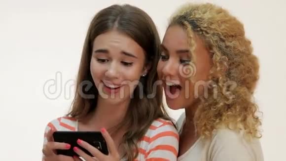 两个年轻女孩自拍视频的预览图