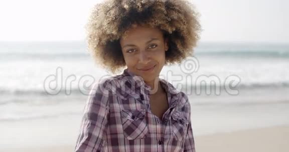 快乐的女人在海滩上牵手视频的预览图