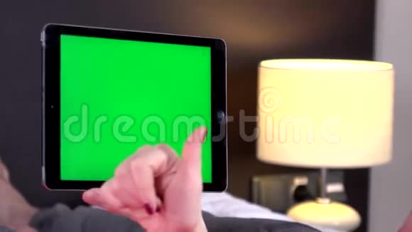 使用电子平板电脑绿色屏幕的女性家庭后景视频的预览图