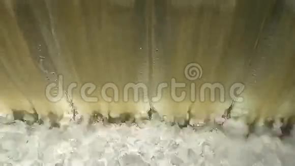河上的瀑布视频的预览图