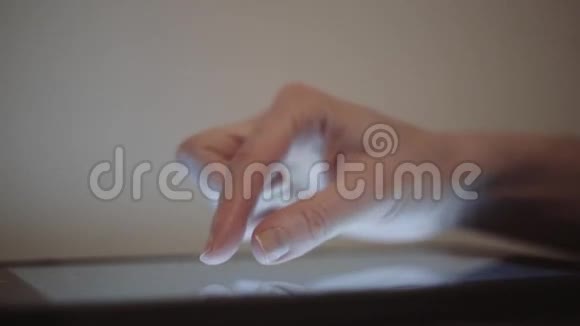 使用ipad触摸屏关闭女性手使用平板电脑视频的预览图