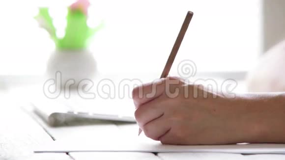 一个人用钢笔画画的加速镜头视频的预览图