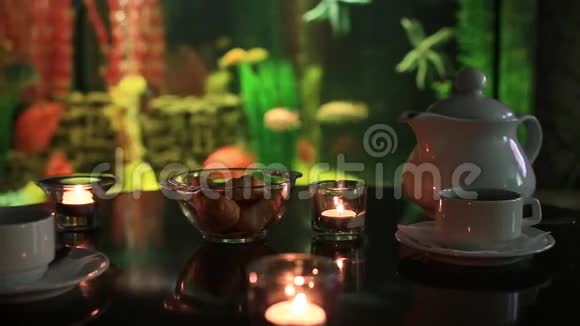 水疗茶以水族馆为背景的自然生活视频的预览图