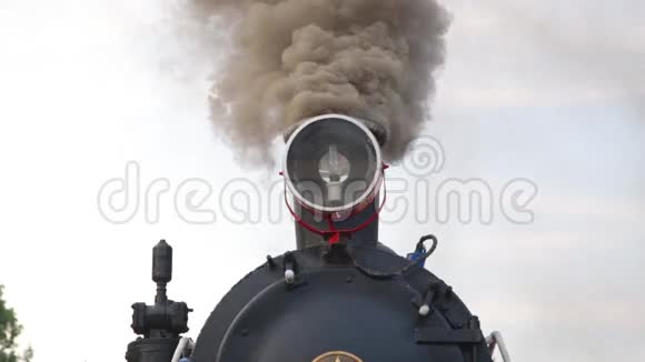 关闭历史悠久的复古蒸汽火车烟雾上升视频的预览图
