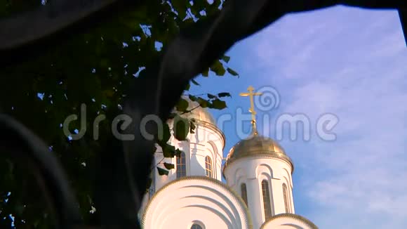 有金色圆顶的东正教教堂视频的预览图