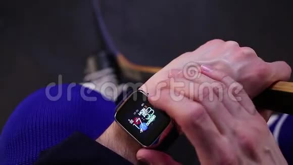 曲棍球运动员在训练前检查智能手表的心率视频的预览图