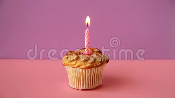 生日蛋糕上有一支点燃的蜡烛视频的预览图