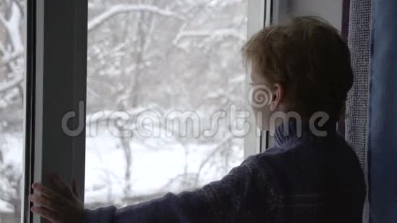 窗外的男孩和雪视频的预览图