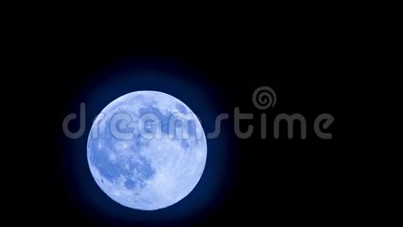 天空中升起的蓝色满月视频的预览图