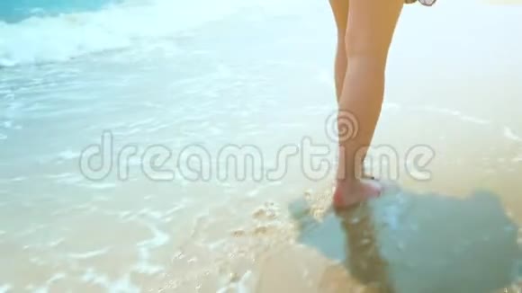 腿脚白种人女孩赤脚走湿沙岛海滩动作缓慢近距离射击视频的预览图