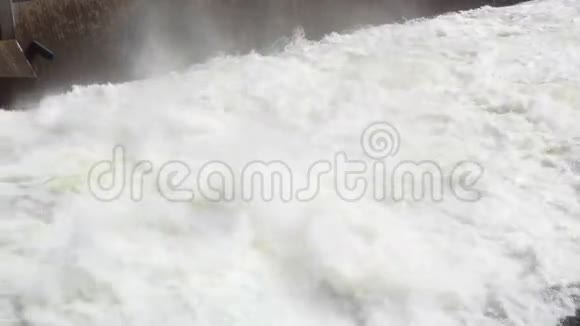大坝上快速流动的水视频的预览图