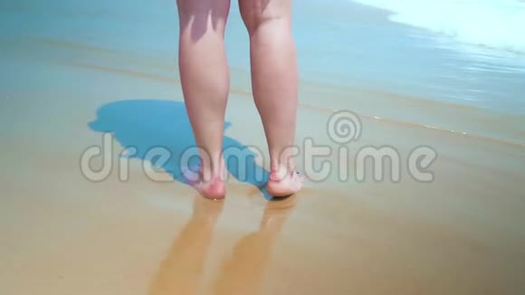 腿脚白种人女孩赤脚走湿沙岛海滩动作缓慢近距离射击视频的预览图