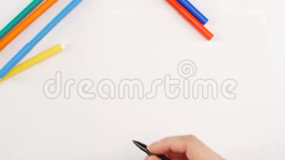 女人用白纸上的黑色毛毡笔画灯视频的预览图