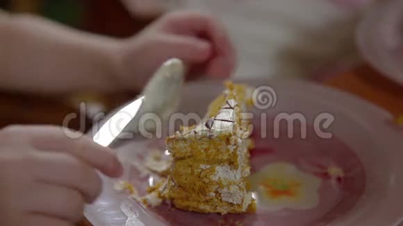 小女孩吃生日蛋糕视频的预览图