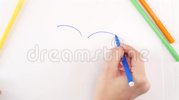 女人在白纸上用不同的笔画蝴蝶时间流逝视频的预览图