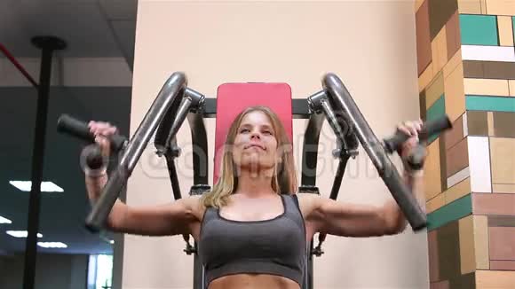 健身锻炼手臂和背部运动教练视频的预览图