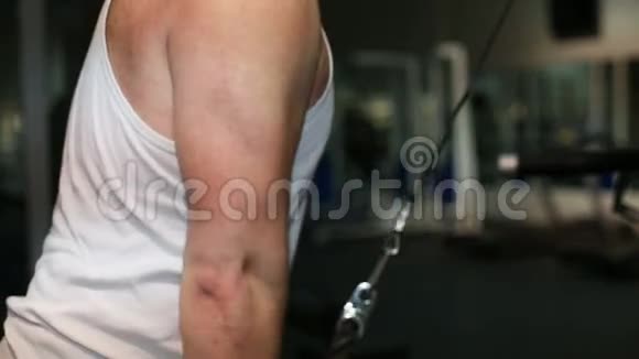 强壮的男人健美运动员在健身房里抽三头肌视频的预览图